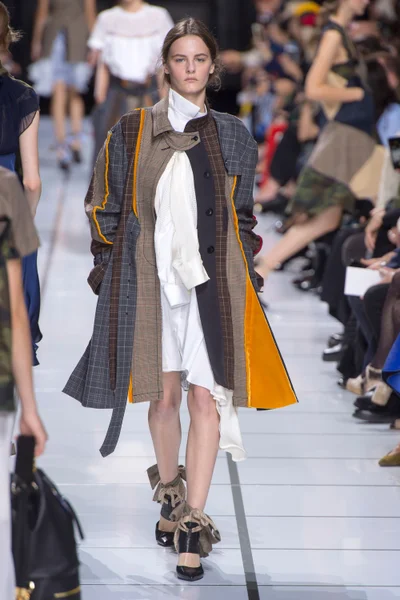 Look 16